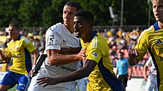 Mladoboleslavský kapitán Marek Suchý v souboji s protivníkem Piresem z...