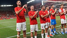 Tomá Chorý (vlevo) na kraji zástupu spoluhrái, kteí kynou Tribun Sever po...