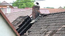 Rodinný d�m v Kameni�ce, který na po�átku �ervence zachvátilo po�ár. T�sn� p�ed...