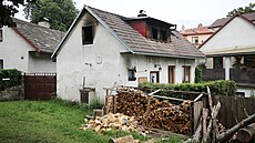 Rodinný d�m v Kameni�ce, který na po�átku �ervence zachvátilo po�ár. T�sn� p�ed...