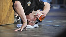 Pivní pochoutka hlavou dol�. Davida Kopeckého lidé vídají jako zpest�ení...