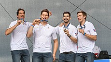 Bronzový tým �eských kordist� na pódiu v Most�.