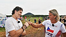 Jaromír Jágr se zdraví s Barborou potákovou.