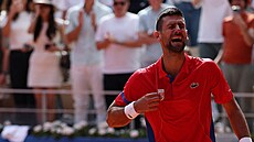 Novak Djokovi� se raduje ze zlaté medaile.