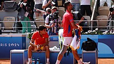 Carlos Alcaraz a Novak Djokovič po dohraném finále.