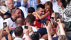 Srbský tenista Novak Djokovič slaví vítězství se svoji rodinou.