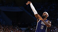 Amerian Lebron James hází na ko v utkání s Portorikem.