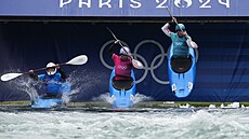 Ji�í Prskavec se pou�tí do opravného sjezdu kajak krosu.