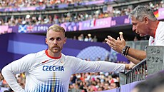 Jakub Vadlejch se radí s trenérem Janem elezným ped prvním hodem ve finále.