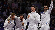 �eský tým �ermí�� se raduje z bronzové medaile.