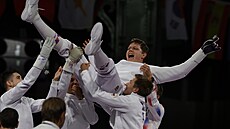 �eský tým �ermí�� se raduje z bronzové medaile.