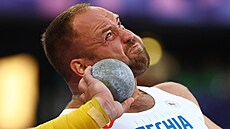 Tomá� Stan�k se p�ipravuje na vrh koulí.