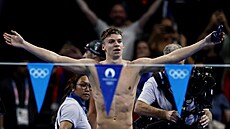 Léon Marchand se raduje ze �tvrté zlaté medaile.