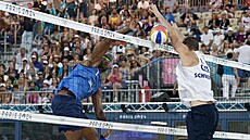 David Schweiner se sna�í blokovat mí� u sít�.