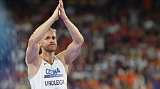 Jakub Vadlejch děkuje fanouškům za podporu po posledním hodu.