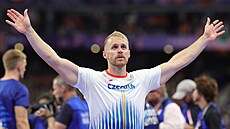 Jakub Vadlejch děkuje fanouškům za podporu po posledním hodu.