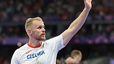 Jakub Vadlejch děkuje fanouškům za podporu po posledním hodu.
