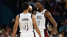 Amerití basketbalisté se radují z postupu do finále.