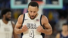 Stephen Curry slaví výhru nad Srbskem.