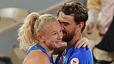 Tomáš Macháč a Kateřina Siniaková se radují ze zlaté medaile.