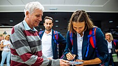 Plavkyn� Barbora Seemanová dává autogram.