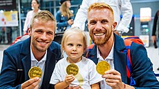 Vesla�i Ji�í �imánek a Miroslav Vra�til pózují s �okoládovými medailemi.