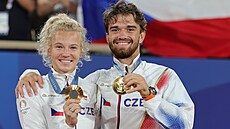Tomáš Macháč a Kateřina Siniaková pózují se zlatými medailemi.