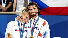 Kate�ina Siniaková a Tomá� Machá� se radují z výhry ve finále.