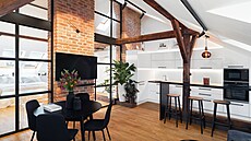 Konstrukce krovu je d�kladn� o�i�t�ná rota�ními kartá�i.