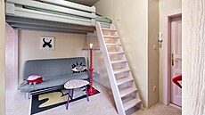 Pod patrové l��ko se ve�la kuchy�ka, ale také rozkládací gau� pro dva.