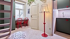 �idle a stojací lampa p�edstavují repasovaný historický nábytek z bazaru.