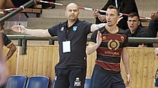 Zatímco trenér Marek Kopecký (vlevo) se po zisku titulu definitivn z Plzn...