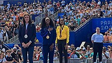 Zuzana Hejnová (vlevo) pevzala v Paíi olympijské stíbro z her v Londýn...