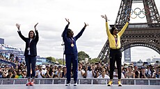 Zuzana Hejnová (vlevo) pevzala v Paíi olympijské stíbro z her v Londýn...