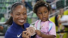 Americká bkyn Allyson Felixová s dcerou Camryn a bronzovou medailí ze...