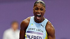 Julien Alfredová ze Svaté Lucie po olympijském triumfu v b�hu na 100 metr�.
