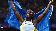 Julien Alfredová ze Svaté Lucie po olympijském triumfu v b�hu na 100 metr�...