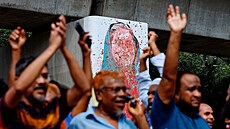 Lidé v Dháce oslavují rezignaci bangladé�ské premiérky Sheikh Hasiny. (6. srpna...