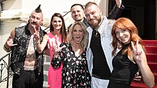 Skupiny Rybiky 48 a Holki na natáení spoleného klipu Já dneska slavím (Sacre...