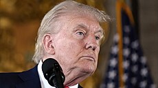Donald Trump na tiskové konferenci, kterou svolal ve své rezidenci na Florid...