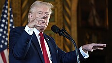 Donald Trump na tiskové konferenci, kterou svolal ve své rezidenci na Florid�...
