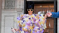 Cardi B si na p�ehlídku Marca Jacobse oblékla jeden z model� této zna�ky. By�...