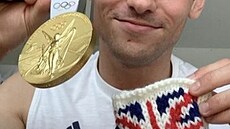 Na svou zlatou medaili ze synchronizovaných skok z Tokia si Daley upletl...