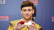 Tom Daley se nauil nejen plést, ale i hákovat. Vyrábí obleení, módní doplky...