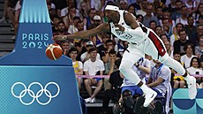 Bam Adebayo ze Spojených stát� se vrhá po mí�i v zápase s Ji�ním Súdánem.