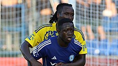 Nombil Cletus Daho (v �lutém) ze Zlína a Dele Ola Israel z Olomouce B bojují o...