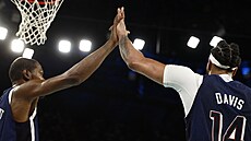 Kevin Durant (vlevo) a Anthony Davis slaví povedenou akci amerického...