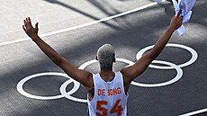 Nizozemský basketbalista Worthy de Jong slaví výhru v semifinále olympijského...