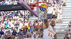 Worthy de Jong (54) z Nizozemska smeuje do litevského koe kolem Aurelijuse...