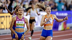 Sydney McLaughlinová-Levroneová a Femke Bolová po finále mistrovství svta v...